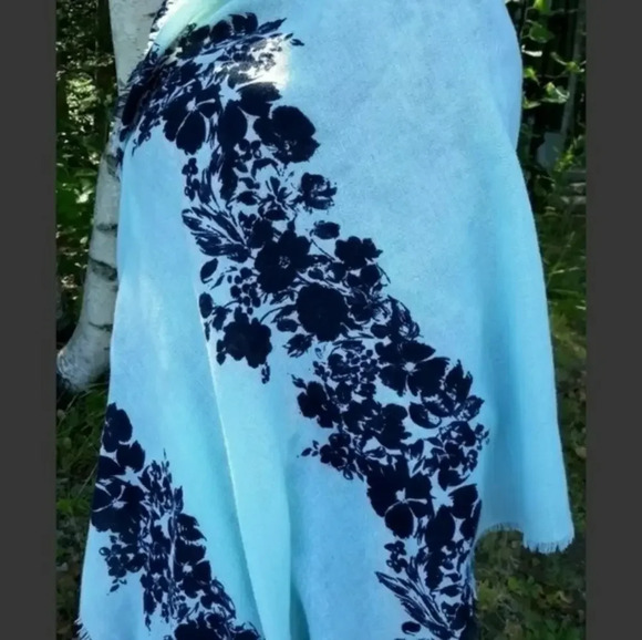 Old Navy Wrap/Scarf - Picture 1 of 3